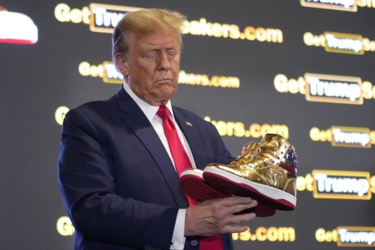 Трамп нэрийн пүүзээ танилцуулав
